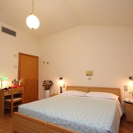 Hotel Villa Luca Chianciano Terme Oda fotoğraf